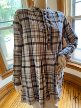 Load image into Gallery viewer, Free People x CP Shades Pintucked Gray/White Plaid Yoko Tunic Top, size XS runs large (42 bust)