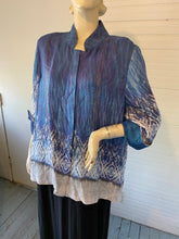 Load image into Gallery viewer, Dressori Blue/White Asian-Inspired Silk Top, size 1X (Plus) (XXL)