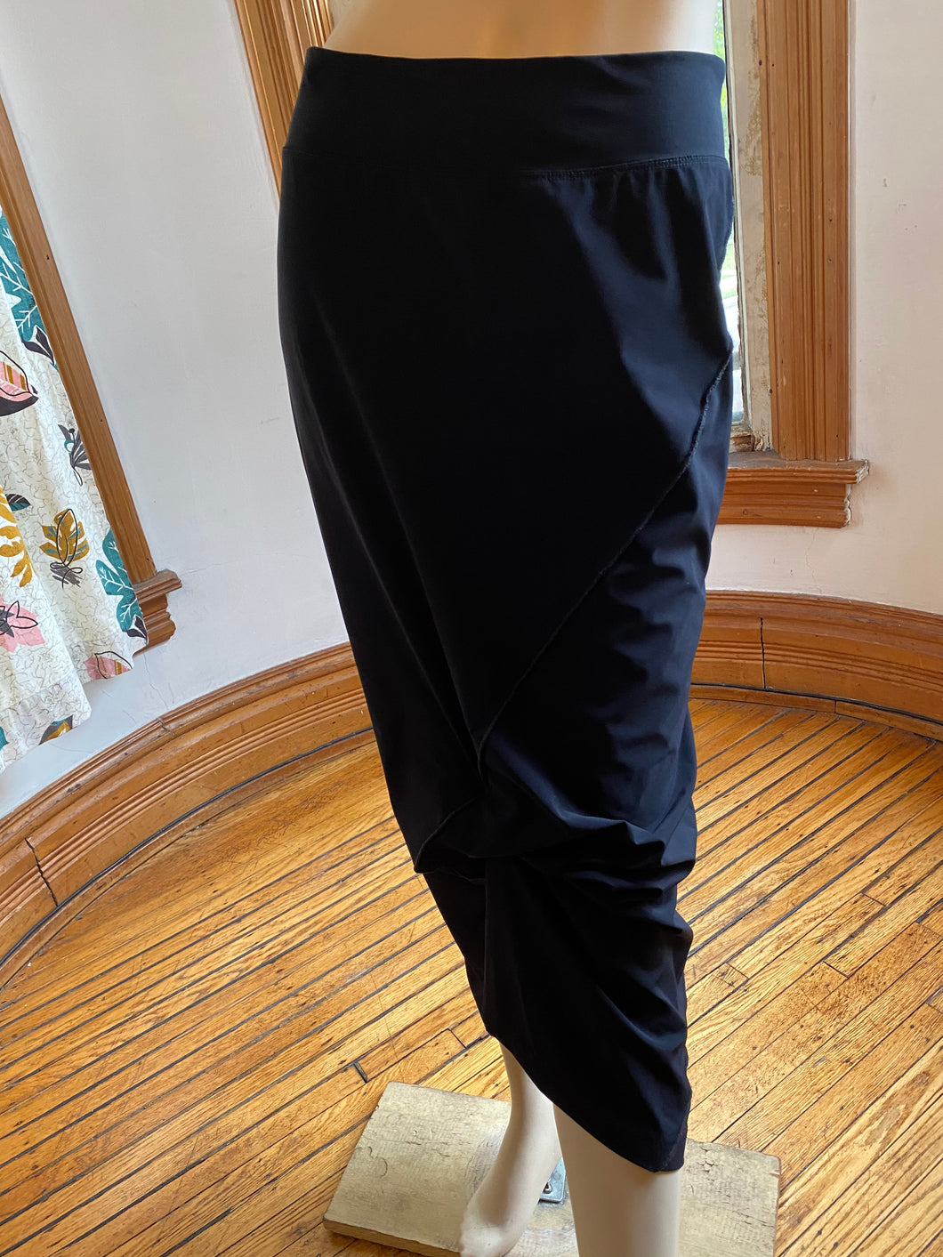 Porto San Francisco Black Sculptural Pull-On Knit Skirt, size S